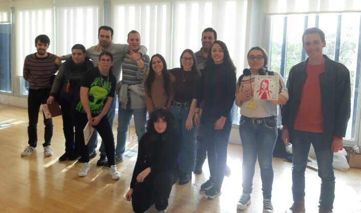 foto de grupo com jovens