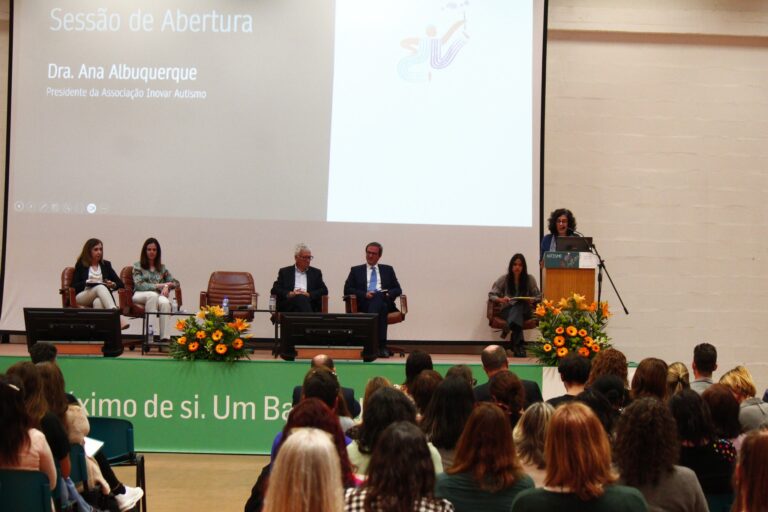 Imagem do palco e palestrante a falar