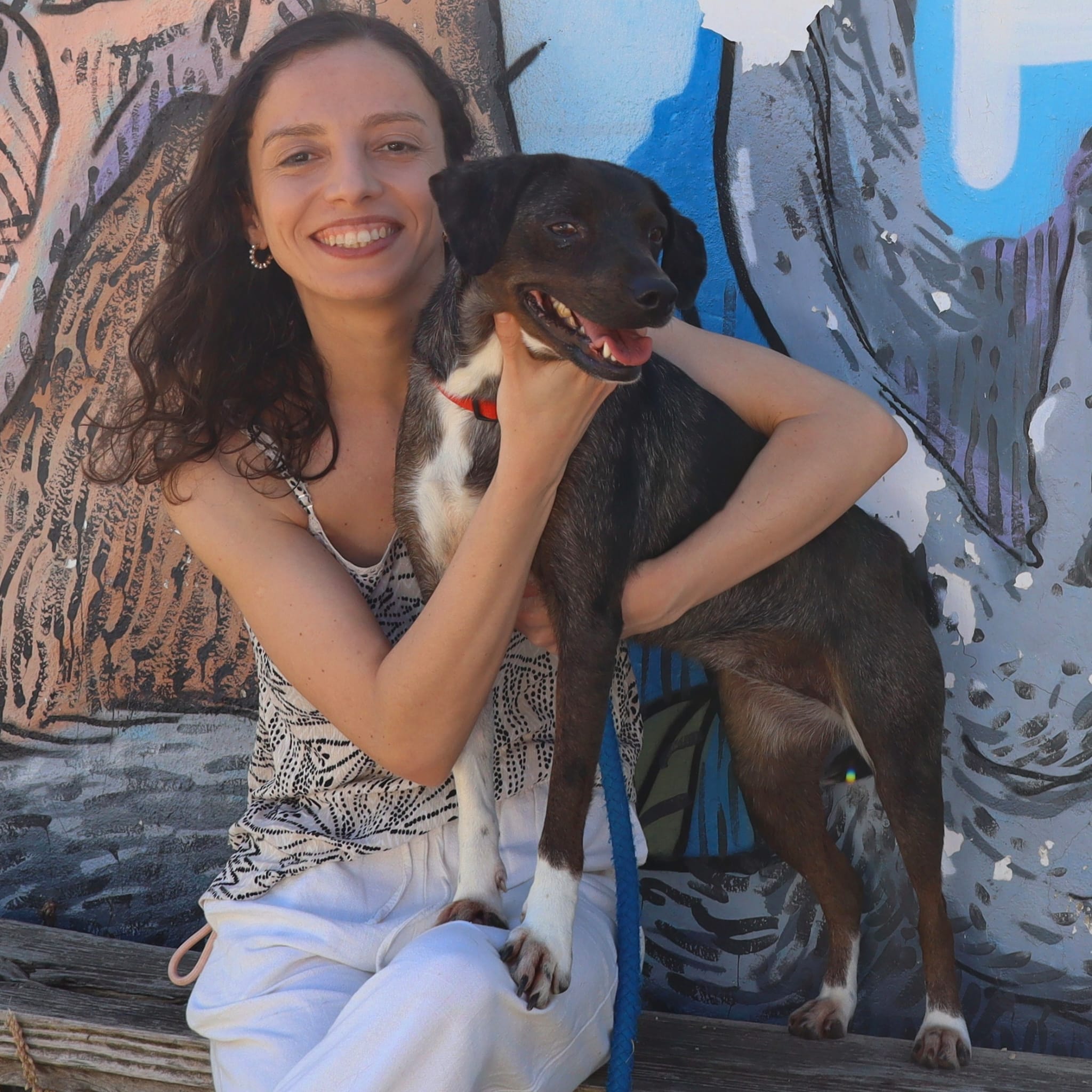 Kiara, animal da Quintinha Abc, com um membro da equipa da Inovar Autismo