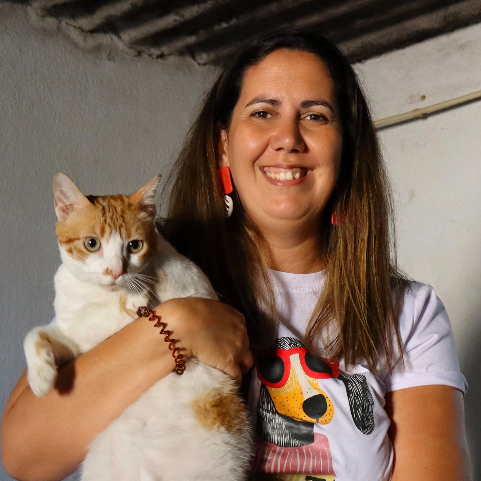 Amarelinho, animal da Quintinha Abc, com um membro da equipa da Inovar Autismo