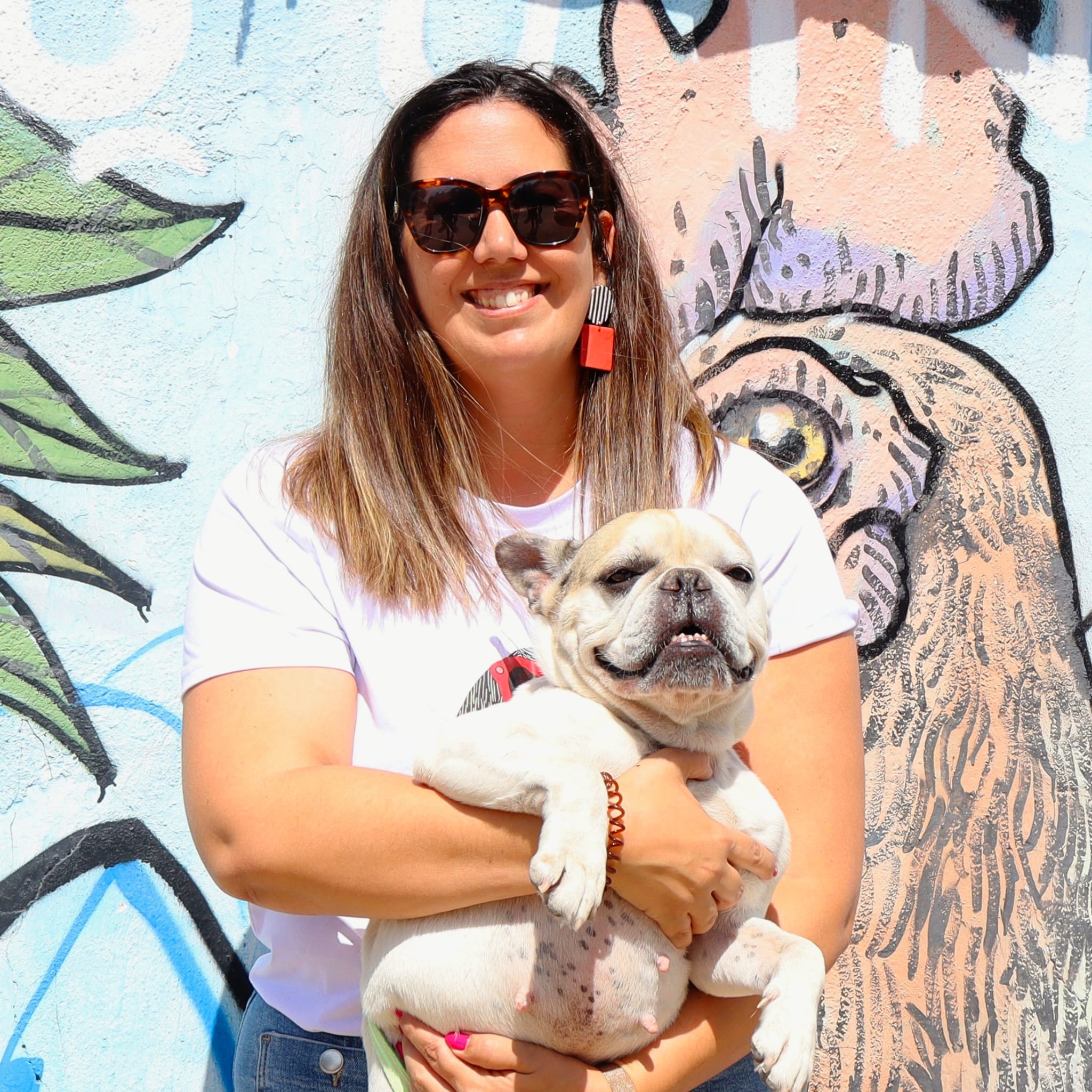 Ginja, cadela da Quintinha Abc, com um membro da equipa da Inovar Autismo