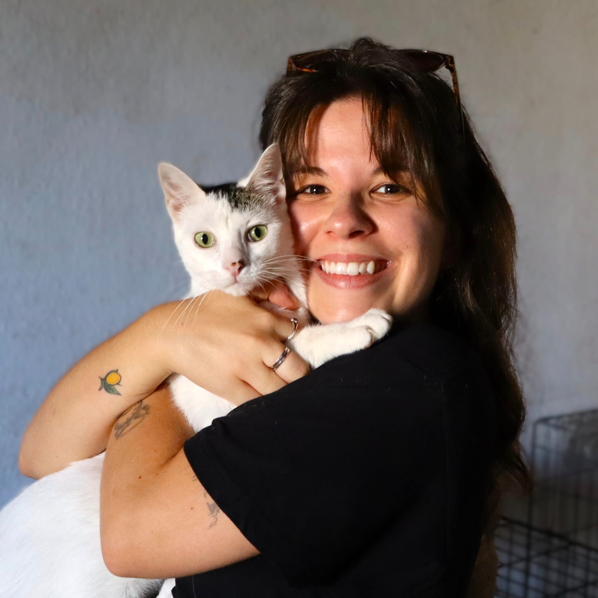 Lee, gatinho da Quintinha Abc, com um membro da equipa da Inovar Autismo