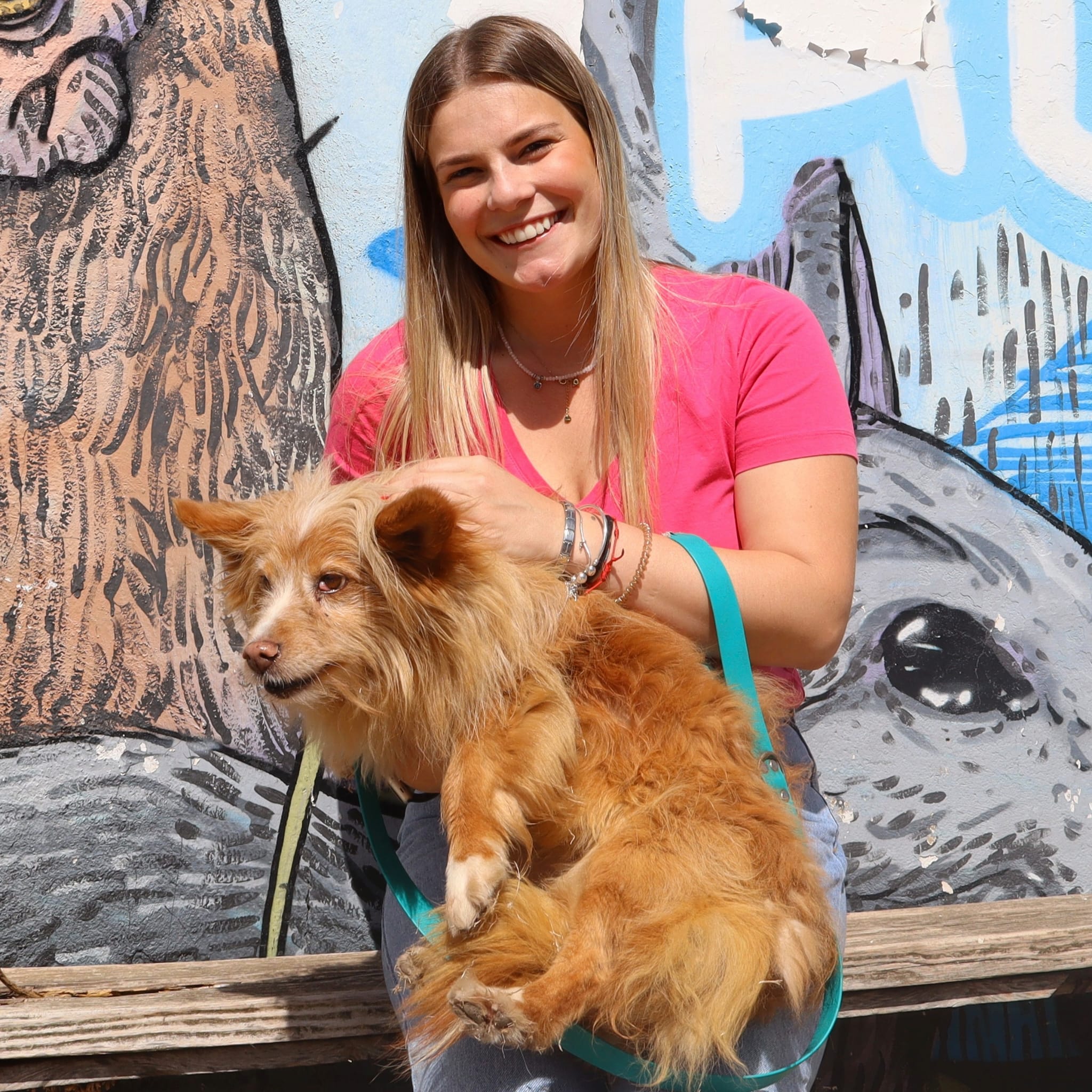 Faísca, animal da Quintinha Abc, com um membro da equipa da Inovar Autismo