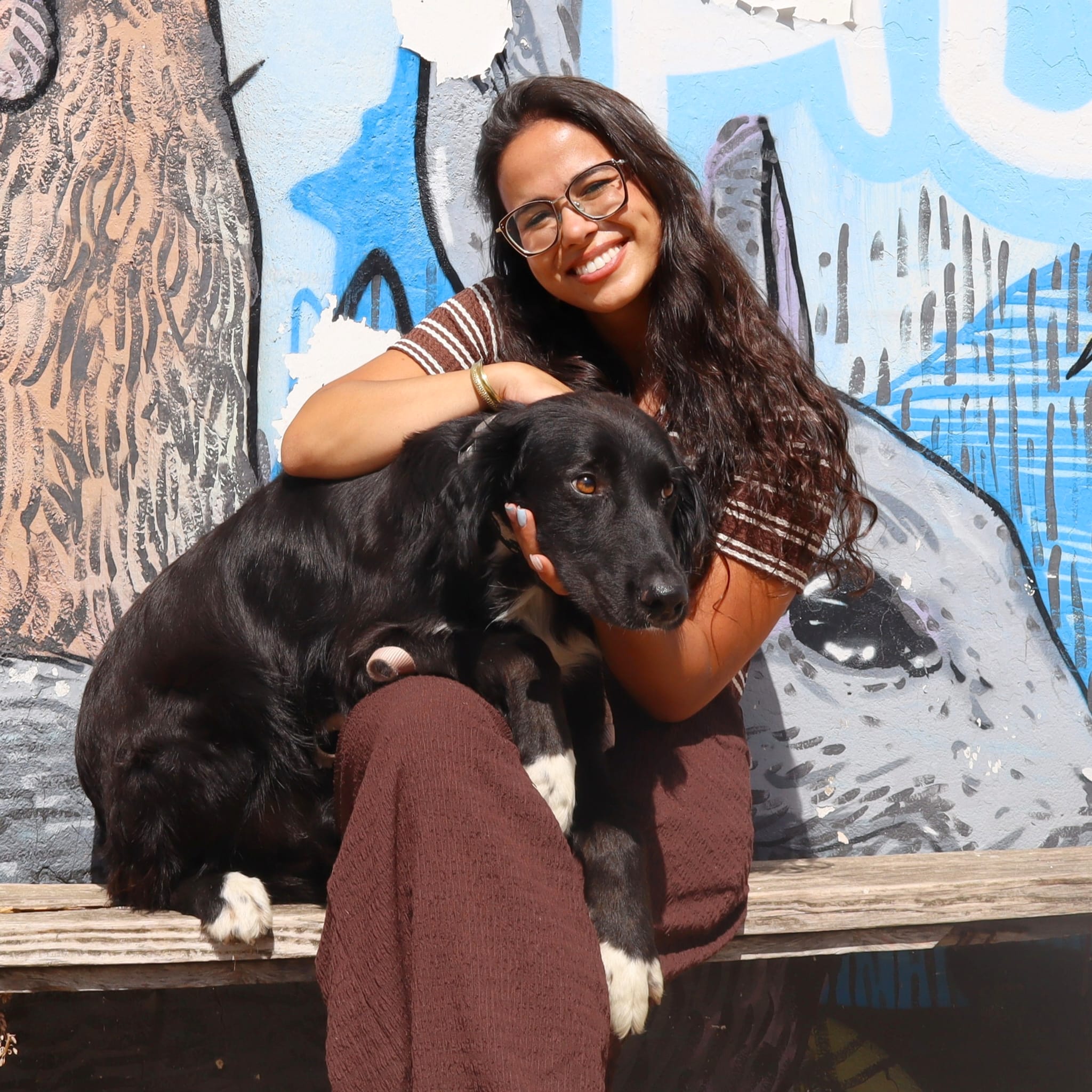 Black, animal da Quintinha Abc, com um membro da equipa da Inovar Autismo