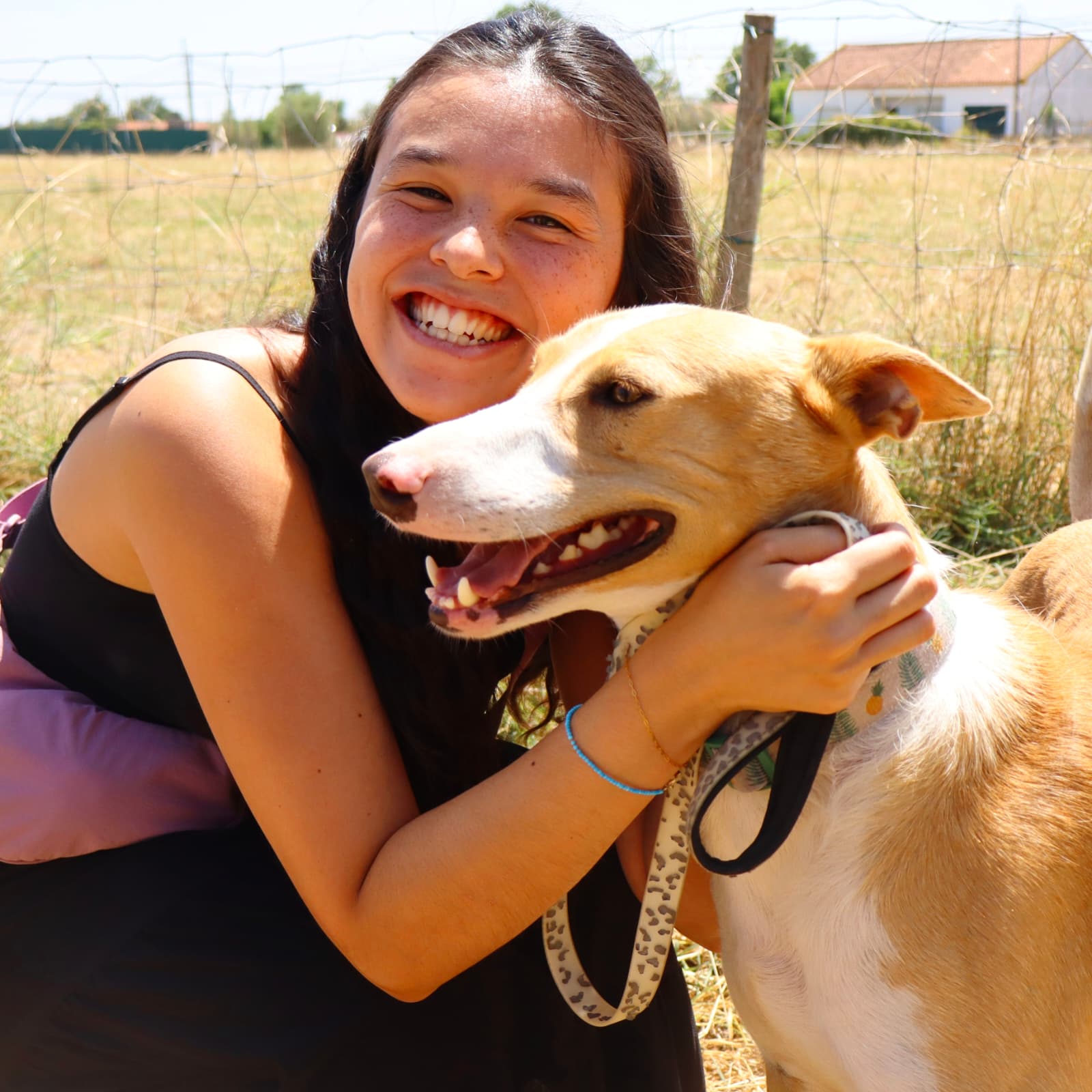 Rocha, animal da Quintinha Abc, com um membro da equipa da Inovar Autismo
